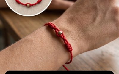 Que signifie le fil rouge au poignet et pourquoi tant de personnes le portent-elles ?