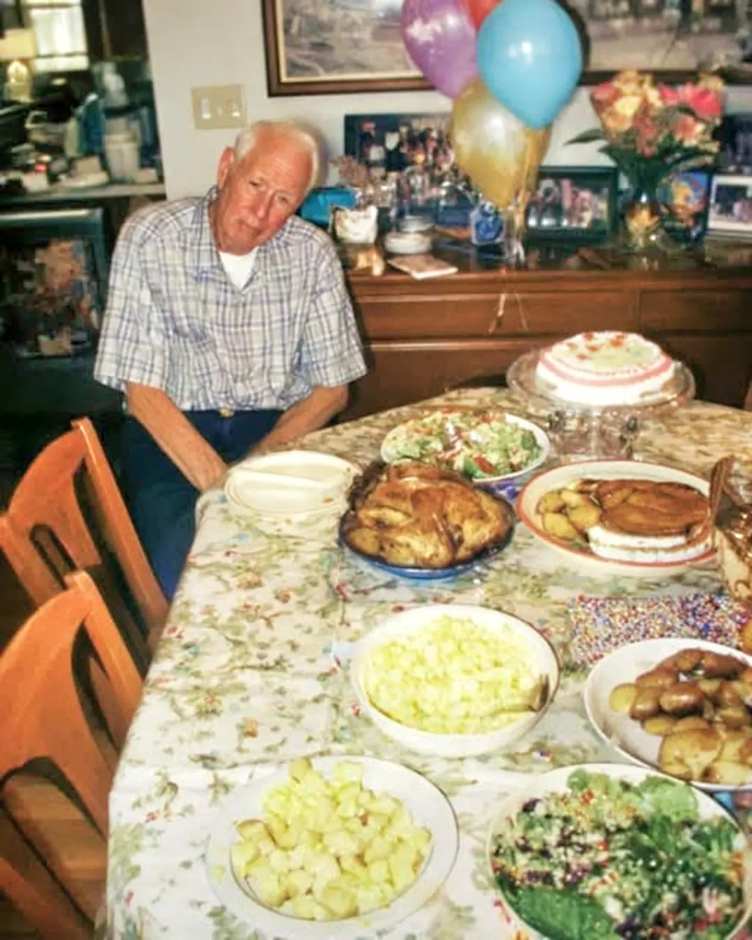 Après onze ans sans nouvelles, je reviens chez mon grand-père… Sa maison n’est plus qu’un tas de ruines — et pourtant, une voix surgit de l’ombre.