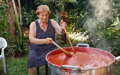 Ma tante persiste à préparer sa sauce dans la jardin… même quand la police débarque