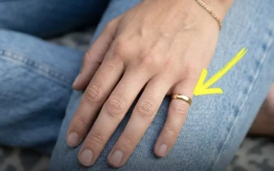 Si vous voyez une femme portant une bague à l’auriculaire, voici ce que cela signifie