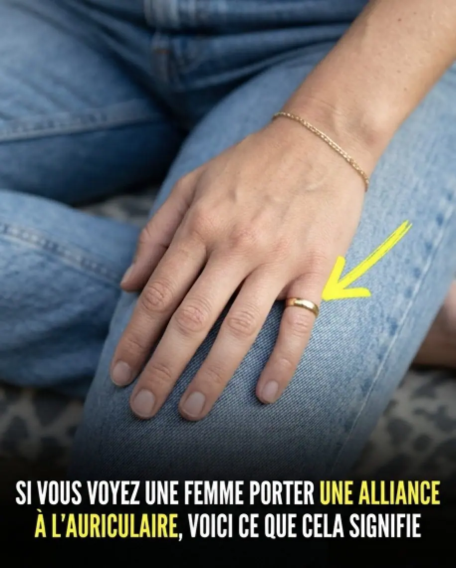 Si vous voyez une femme portant une bague à l’auriculaire, voici ce que cela signifie