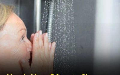 À partir de 65 ans, à quelle fréquence faut-il se doucher ? (Et pourquoi se laver trop souvent peut être nocif pour la santé)