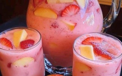 Le punch crémeux ultime aux fraises et aux pommes : une boisson rafraîchissante et spectaculaire pour toutes vos réceptions.