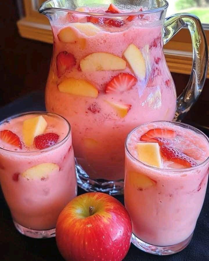 Le punch crémeux ultime aux fraises et aux pommes : une boisson rafraîchissante et spectaculaire pour toutes vos réceptions.