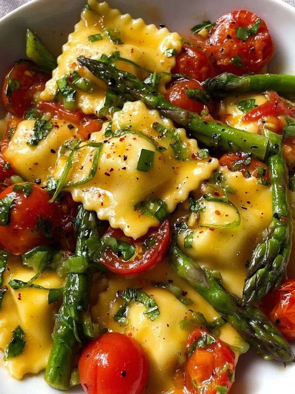 Raviolis aux saveurs du jardin : un délice crémeux aux asperges et aux herbes fraîches, prêt en 25 minutes