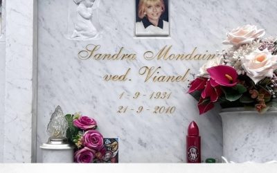 La pierre tombale de Mondaini, mais notez le détail choquant : il y a… Plus…