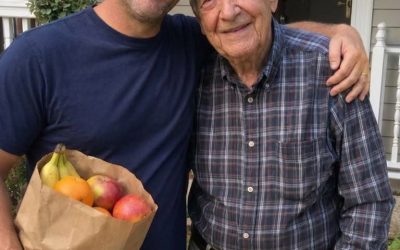 Pendant douze ans, j’ai apporté des courses à mon voisin de 84 ans tous les dimanches. Après ses funérailles, son avocat m’a tendu une valise cabossée, et ce qu’elle contenait m’a fait trembler les mains.