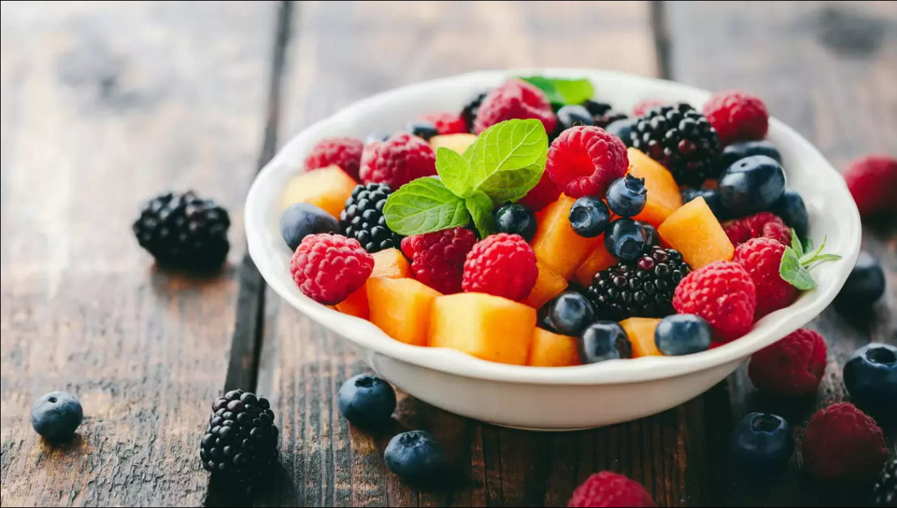 L’avez-vous déjà goûté ? Savez-vous comment il s’appelle ? Ce fruit de saison pourrait être bénéfique pour la santé des yeux et contribuer au maintien d’une tension artérielle saine.