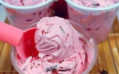 Un délice avec seulement 3 ingrédients : le yaourt aux fraises de rêve. Vous trouverez la recette dans les commentaires. Je l’ai envoyée à ceux qui m’ont remercié.