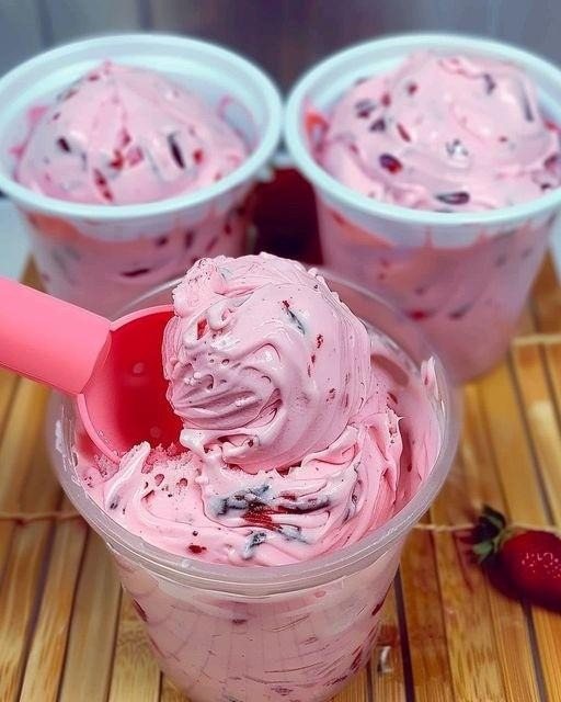 Un délice avec seulement 3 ingrédients : le yaourt aux fraises de rêve. Vous trouverez la recette dans les commentaires. Je l’ai envoyée à ceux qui m’ont remercié.