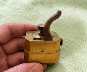 J’ai trouvé ça dans une brocante, et le vendeur n’en avait aucune idée. Ça m’a intrigué. Quelqu’un saurait-il ce que c’est ?