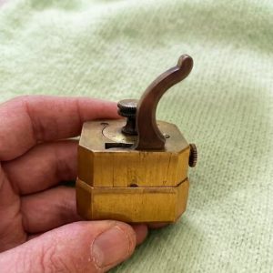J’ai trouvé ça dans une brocante, et le vendeur n’en avait aucune idée. Ça m’a intrigué. Quelqu’un saurait-il ce que c’est ?