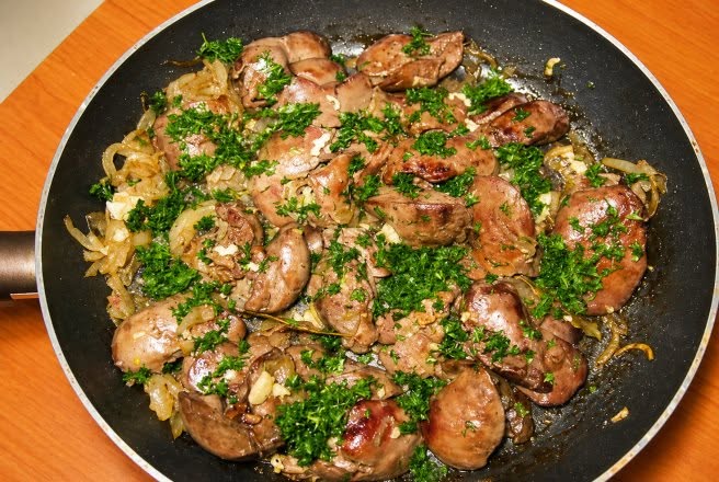 Foies de poulet frits – une recette rapide et savoureuse