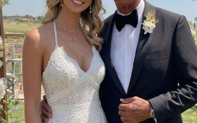 J’ai épousé le riche grand-père de mon amie pour son héritage – le soir de nos noces, il m’a regardée et m’a dit : « Maintenant que tu es ma femme, je peux enfin te dire la vérité. »