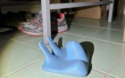 Il y a eu une panne de courant la nuit dernière. Je suis allée dans la chambre de mon fils pour prendre des bougies qu’il gardait sous son lit et c’est là que j’ai découvert ça. Franchement, c’est la première fois que je vois quelque chose comme ça et je n’ai aucune idée de ce que ça pourrait être. Quelqu’un saurait-il ce que ça pourrait être ? Il y avait…
