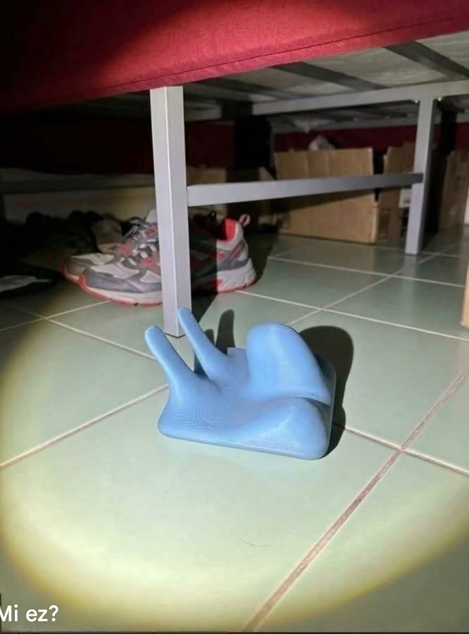 Il y a eu une panne de courant la nuit dernière. Je suis allée dans la chambre de mon fils pour prendre des bougies qu’il gardait sous son lit et c’est là que j’ai découvert ça. Franchement, c’est la première fois que je vois quelque chose comme ça et je n’ai aucune idée de ce que ça pourrait être. Quelqu’un saurait-il ce que ça pourrait être ? Il y avait…